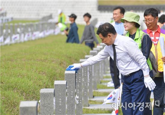 윤장현 광주시장, 5·18묘지 환경정화
