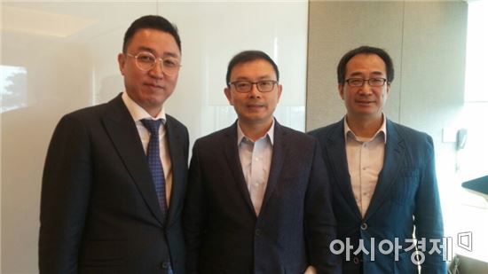 왼쪽부터 최명규 디에스티로봇 대표, 류둥하이 디신통 회장, 천징 디에스티로봇 대표