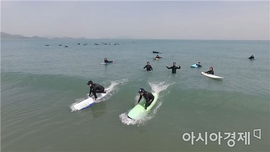 전남 고흥군 남열해돋이해수욕장이 최적의 서핑 장소로 알려지면서 서핑 마니아들에게 큰 인기를 끌고 있다.
