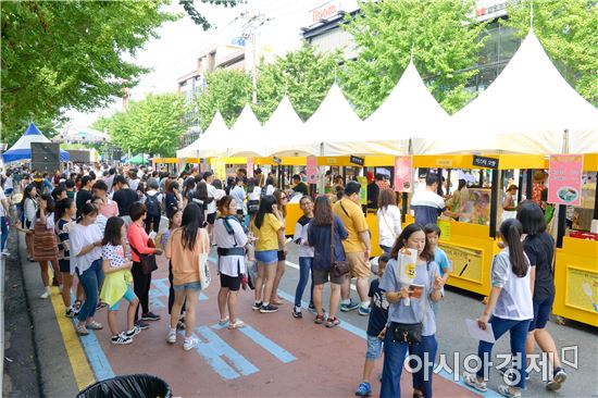 전남 순천시가 오는 26~28일 중앙동 사거리 일원에서 순천의 맛과 멋을 오롯이 느낄 수 있는 ‘2017 푸드·아트 페스티벌’을 개최한다. 사진은 지난해 모습