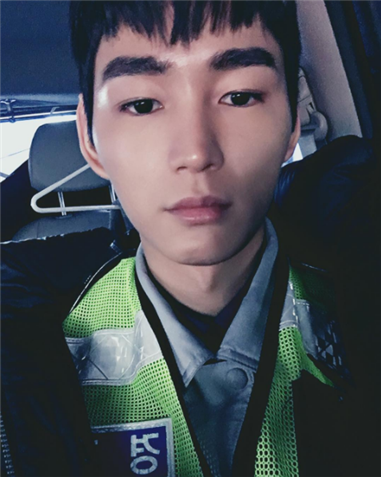 '추리의 여왕' 이원근, 경찰복 걸치고 "오늘도 #추리의 여왕"