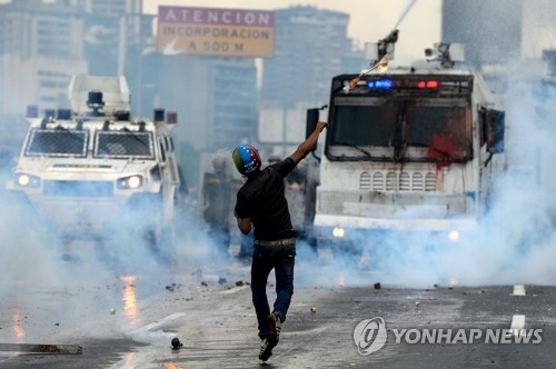 베네수엘라, 반정부 시위 도구로 '배설물 폭탄' 등장…'전염병 우려'