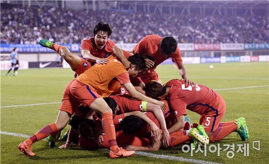 [포토]강지훈 추가골 기쁨 나누는 U-20 대표팀