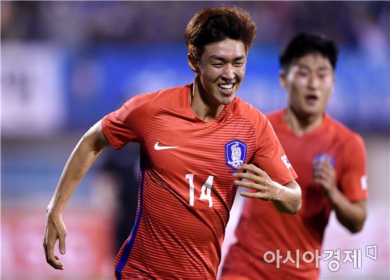 [포토]기뻐하는 강지훈, '오버헤드킥 성공시켰어'