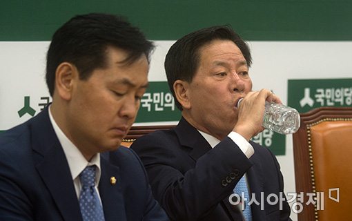 [포토]물 마시는 국민의당