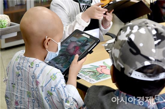 화순전남대병원내 ‘여미사랑병원학교’에 재학중인 환아들이 태블릿PC를 들고 스마트 수업을 받고 있다.
