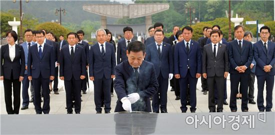 윤장현 광주시장, 5·18민주묘지 참배