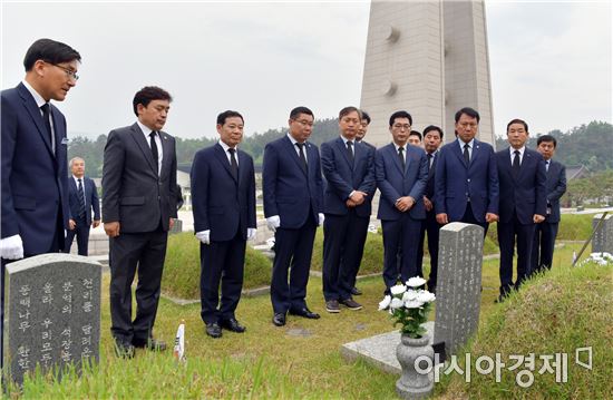 윤장현 광주시장, 5·18민주묘지 참배