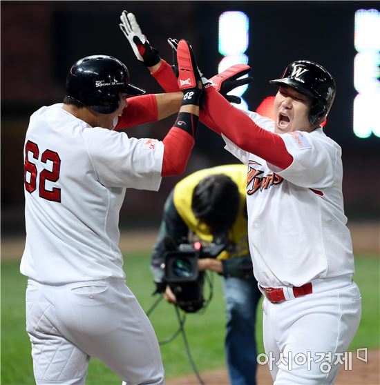 [포토]역전 홈런치고 기뻐하는 이재원