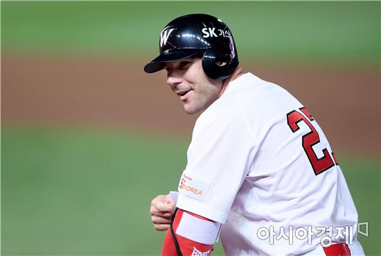 [포토]미소 짓는 로맥, '첫 안타는 내야 안타'