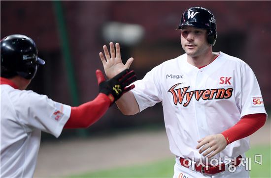 [포토]로맥, '추가 득점 하이파이브'