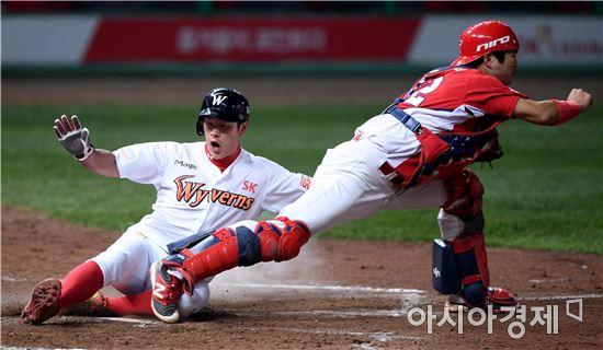 [포토]포스아웃되는 SK 노수광