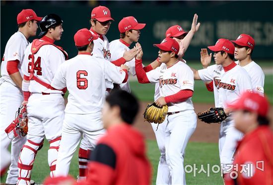 [포토]SK, '선두 KIA에 8-2 역전승'
