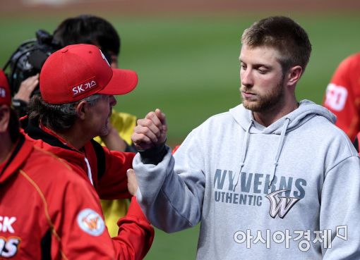 [포토]켈리, '힐만 감독과 시즌 3승 하이파이브'