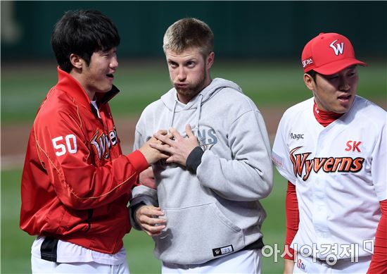 [포토]박종훈 '켈리, 승리 축하해'