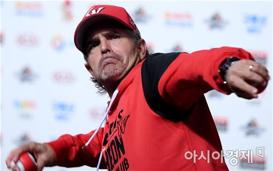 [포토]사인볼 던져주는 SK 힐만 감독