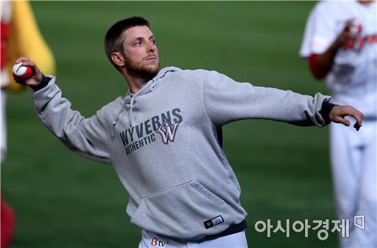 [포토]사인볼 던져주는 SK 켈리