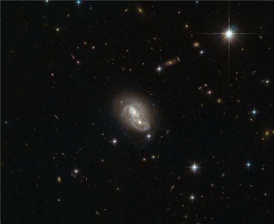 ▲허블우주망원경이 포착한 두 개의 은하.[사진제공=NASA]