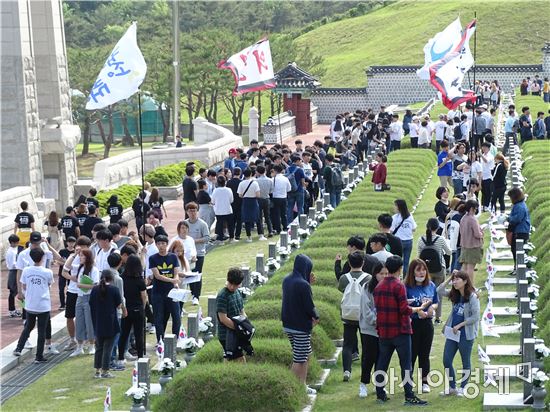 [포토]국립 5·18민주묘지 추모객 '인산인해'