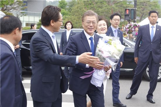문재인 대통령 내외가 김영종 종로구청장(왼쪽)으로부터 청와대 입구인 청운효자동 도로에서 종로구 주민됨을 환영하며 안내를 받고 있다. 