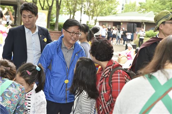 김성환 노원구청장이 13일 노원구 어린이 축제에 참석, 아이들과 대화를 나누고 있다.