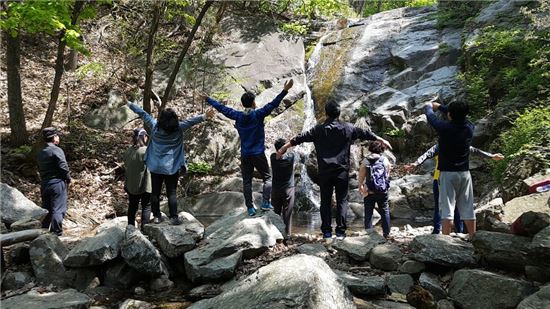 서울대공원 치유 숲에서 참가자들이 프로그램에 참여하고 있다. 사진제공=서울시