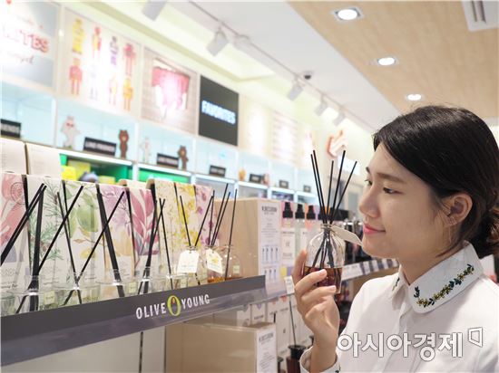 성년의 날 선물, 꽃보다 디퓨저…불황에 '실속' 챙긴다