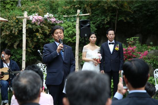김영배 성북구청장(왼쪽)이 정릉 교수단지 작은 결혼식에서 축사를 하고 있다