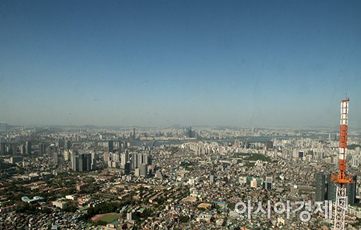 [포토]맑은 하늘아래 미세먼지 낀 도심