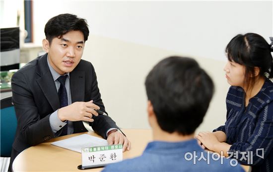 광산구청에 상주하는 ‘법률홈닥터’ 박준환 변호사(왼쪽)가 찾아온 주민에게 상황에 맞는 법률 조언을 하고 있다.