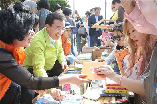 [포토]광주 동구, 가족음악회 및 장난감 나눔축제 개최