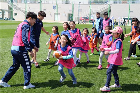 현대글로비스 럭비단, 다문화가정 어린이 초청 럭비 지도