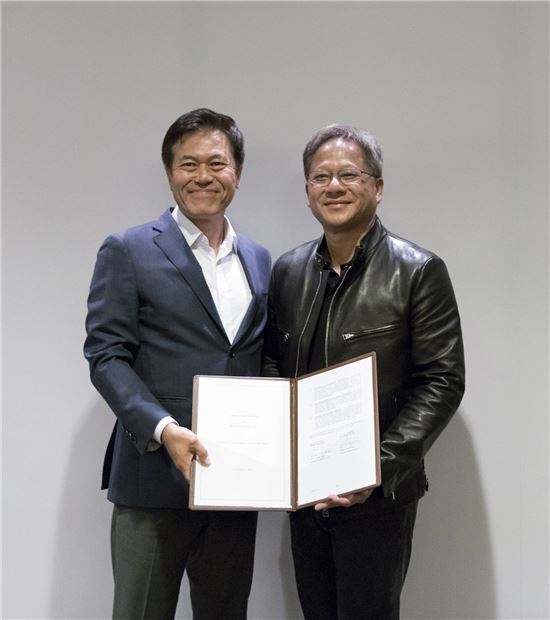 SK텔레콤 박정호 사장(왼쪽)과 엔비디아 젠슨 황(Jensen Huang) CEO는 11일(현지시간) 미국 산 호세에서 자율주행차 공동 프로젝트 관련 전략적 협약을 체결했다.