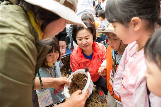 김수영 양천구청장이 아이들과 함께 나비 애벌레를 보며 유아숲지도사의 설명을 듣고 잇다.
