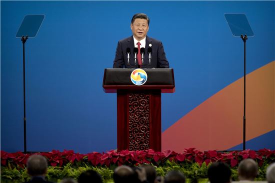 시진핑(習近平) 중국 국가주석이 14일(현지시간) 베이징에서 열린 일대일로 국제협력 정상포럼 개막사를 하고 있다. [출처=AP연합]