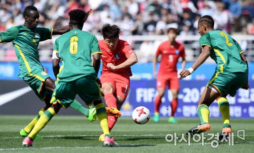 [포토]중거리슛 시도하는 조영욱