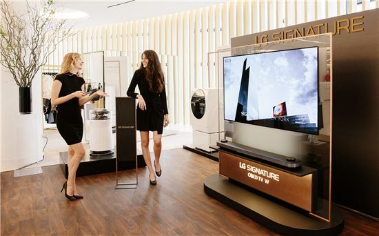 미국 고객들이 뉴욕 삭스 피프스 에비뉴 백화점 내 'LG 시그니처' 체험존에서 주요 제품들을 체험하고 있다.(사진=LG전자)
