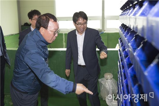 정하황 한국서부발전 사장을 비롯한 서부발전, 태안군 관계자들이 한국홍원의 생산현장을 돌아보고 있다.