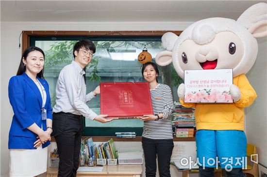 "교육 불평등 없애라" 이재현 철학 담은 도너스캠프, 공부방에 건강식품 선물