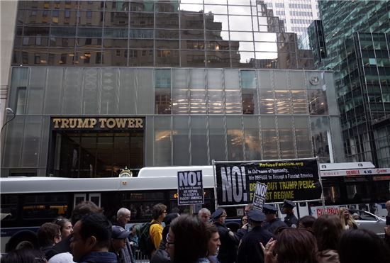 미국 뉴욕 맨해튼 트럼프타워 앞에서 열린 反트럼프 시위