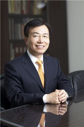 김석수 동서식품 회장, 회복지공동모금회·서울대학교에 8만주 기탁