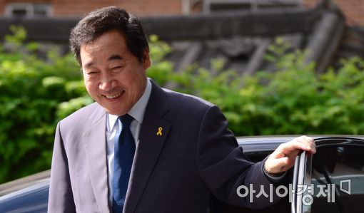 [포토]출근하는 이낙연 총리 후보자