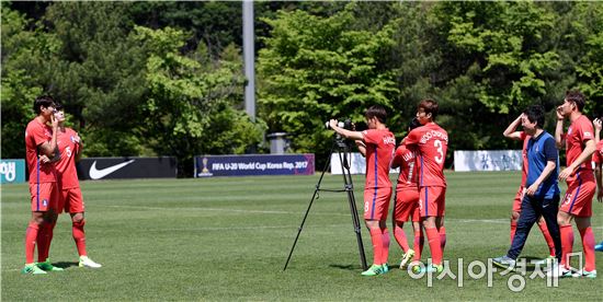 [포토]U-20 대표팀 '난 작가, 넌 모델'