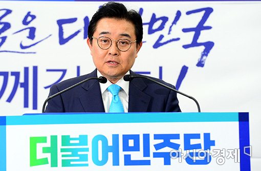 [포토]문재인 대통령 축사 대독하는 전병헌 민정수석