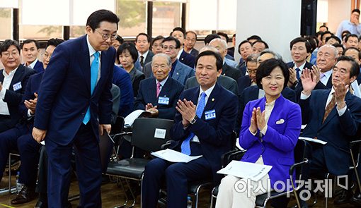 [포토]박수 받는 전병헌 신임 민정수석