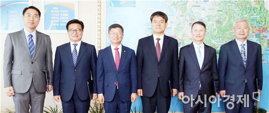 김갑섭 전남도지사 권한대행이 15일 오전 집무실에서 도 안보정책자문위원에 대한 위촉장을 수여하고 있다. 사진제공=전남도