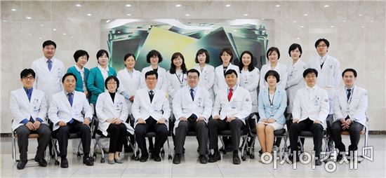 이제중 교수(앞줄 왼쪽에서 4번째) 등 화순전남대병원의 조혈모세포 이식 관련 협진 의료진들. 