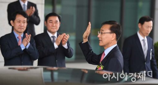 [포토]손 흔들며 검찰 떠나는 김수남 총장 