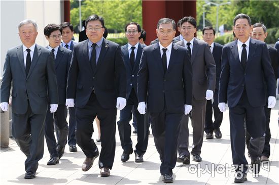 전남도교육청 간부 공무원, 국립 5·18민주묘지 합동 참배