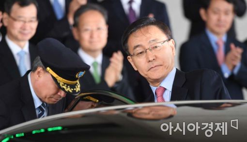 [포토]차에 오르는 김수남 검찰총장 